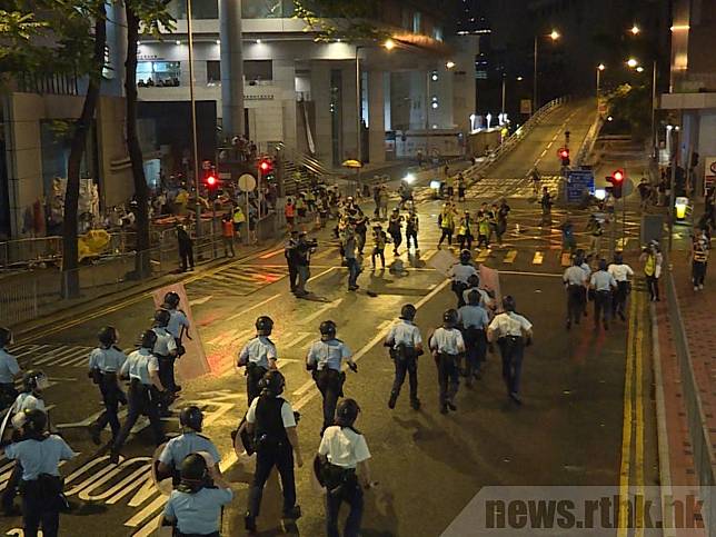 警方凌晨三時許在灣仔警察總部外清場，驅散聚集在軍器廠街的示威者。（李家豪攝）