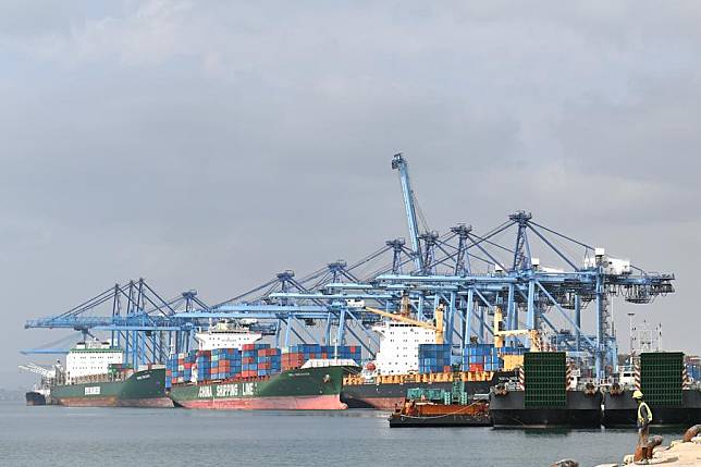 Photo taken on Jan. 9, 2017 shows East Africa's largest port Mombasa Port in Mombasa, Kenya. (Xinhua/Sun Ruibo)