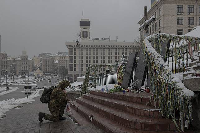  烏國氣候已轉為嚴冬，恐加劇當地民生危機。圖為在基輔紀念碑前，悼念戰爭罹難者的烏軍士兵。（達志影像／美聯社）