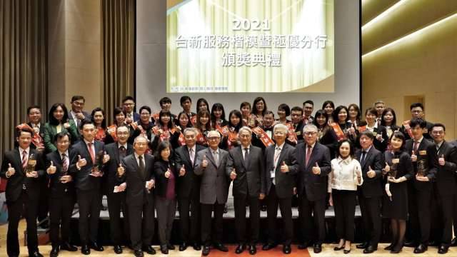 優質服務受肯定 台新金表揚27位年度楷模