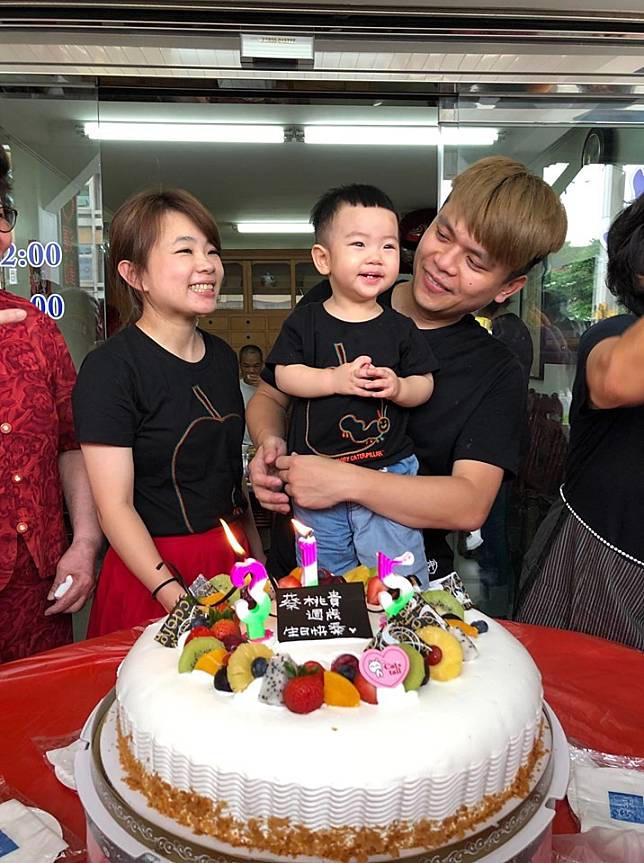 蔡阿嘎(右)和蔡桃貴都在21日過生日。(翻攝自臉書)