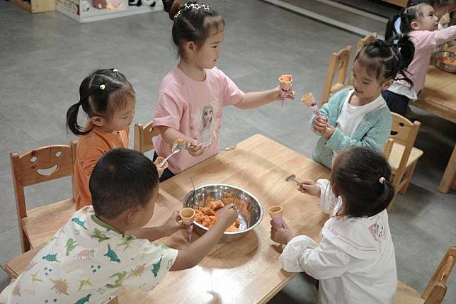 Children in Qicai Kindergarten make afternoon snacks in Xiangxi Tujia and Miao Autonomous Prefecture, central China's Hunan Province, June 26, 2024. (Xinhua/Lin Jianjie)