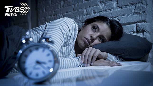 每晚睡眠時間若少於6小時，恐增加罹患心臟病、中風高血壓與第二型糖尿病風險。圖／TVBS