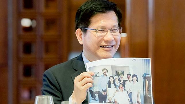 外交部長林佳龍秀出一張老照片，他（右2）年輕時與現任外交部次長吳志中（左1）、行政院副院長鄭麗君（左2）、駐法代表郝培芝（右1）共同在吳志中友人家的合影，顯見台灣政要與法國深厚連結。翻攝自林佳龍臉書