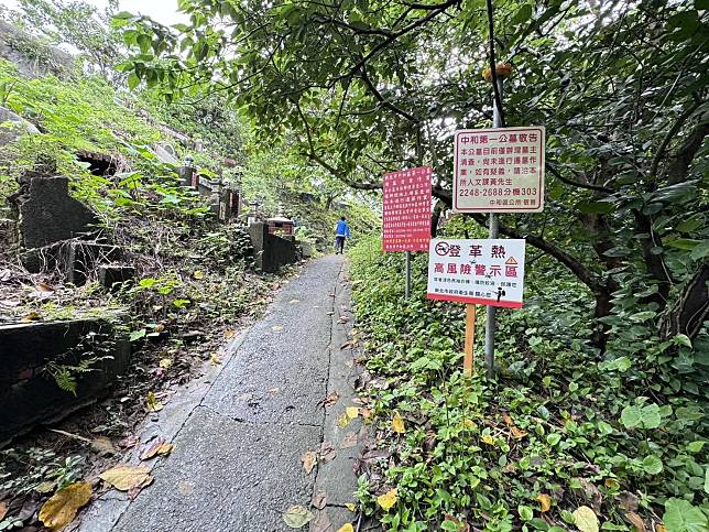 山區步道插立警示牌，提醒民眾落實防蚊措施。（圖／新北市衛生局提供）