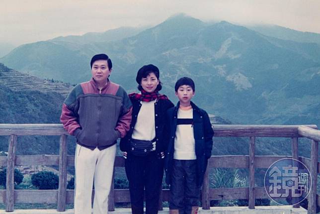 1977年底，杜漢琛（左）順利帶著三子杜與方（右）逃離越南，來台與鄭曼蕙團聚。（杜漢琛提供）