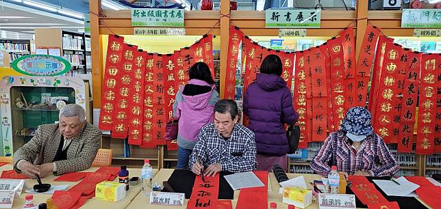 圖說01-由呂正鐘理事長領銜楠橋書畫會的多位書法老師於現場進行揮毫