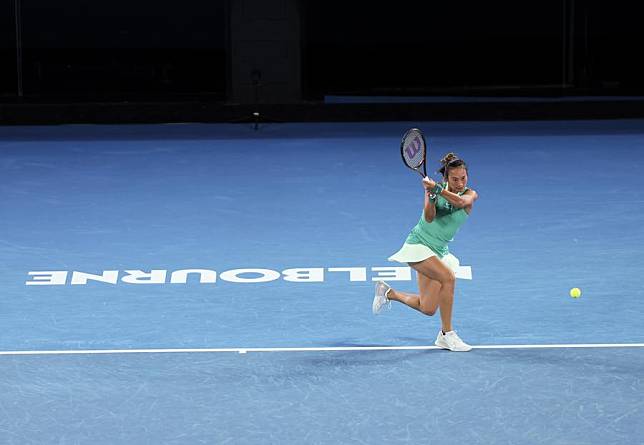 Zheng Qinwen of China competes in the women's singles semifinal against Dayana Yastremska of Ukraine at Australian Open in Melbourne, Jan. 25, 2024. (Xinhua/Ma Ping)