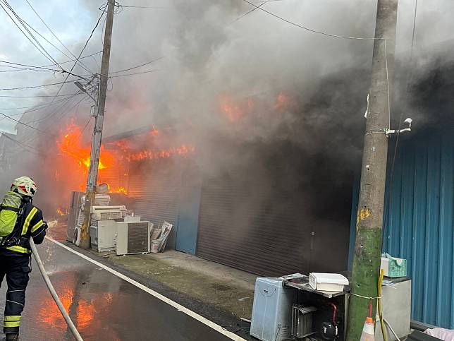 火警發生於地上1層的連棟鐵皮結構建築物，現場濃煙密布，火舌不斷竄出。。圖：讀者提供