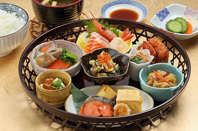 北丸 KITAMARU的招牌菜色，包含濃縮版懷石料理的「花籃御膳」，結合了懷石料理中可見的八寸、生魚片、湯品、炸物烤物、燉菜、冷菜等菜色。（圖／北丸 KITAMARU提供）