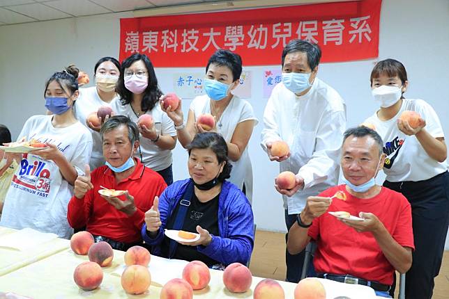 雲林家扶服務長輩獲執業醫師捐碩大香甜水蜜桃品嘗，及嶺東科大幼保系關懷。（記者陳正芬攝）