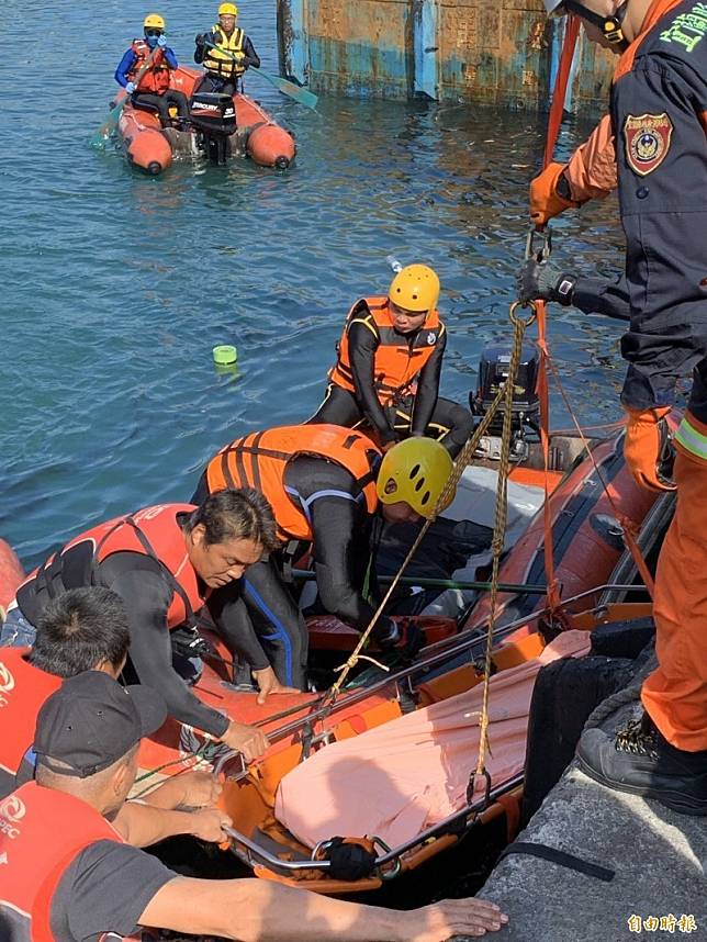 搜救人員在蘇澳港13號碼頭海域，發現第4具外籍漁工遺體。(記者林欣漢攝)