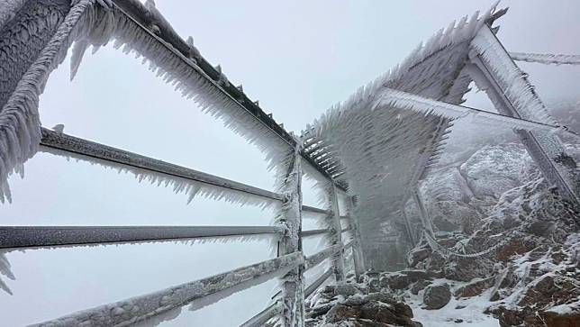 玉山群峰下冰霰。翻攝玉山國家公園臉書