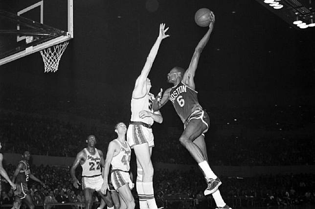 NBA傳奇球星Bill Russell（深色球衣者）在1962年NBA總冠軍賽G7上砍下30分40籃板