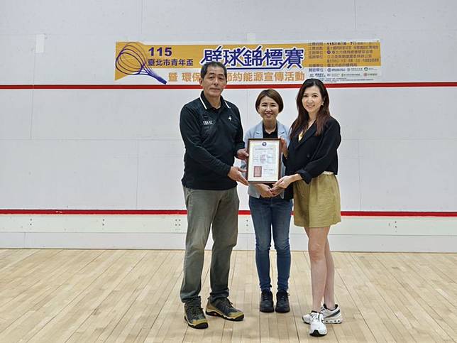 廖家儀（右起）從台北市體育總會陳芊妤、台北市壁球協會理事長王麒景兩位體壇前輩中接下證書。民視提供