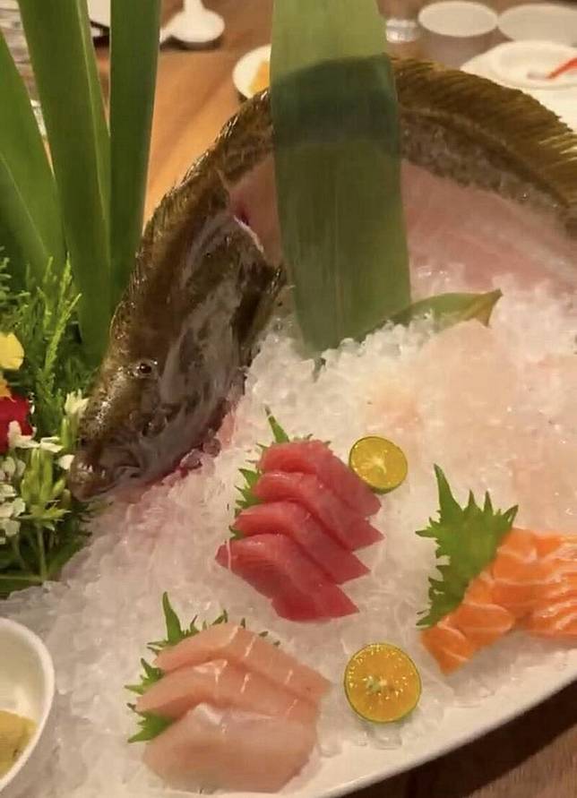 比目魚頭部與大半魚身仍完整立在碎冰上。(王姓民眾提供)