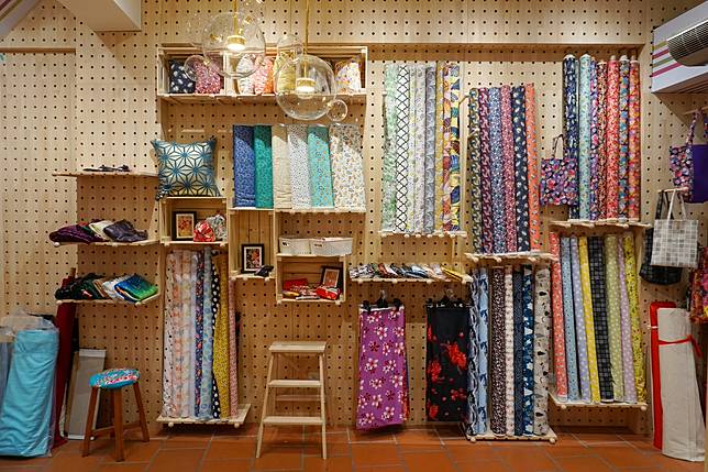 ▲因產業沒落，近年積極尋求改變，除引進韓國新式布料，並推出客家花布布藝品受國外觀光客青睞。（圖/臺北市政府）