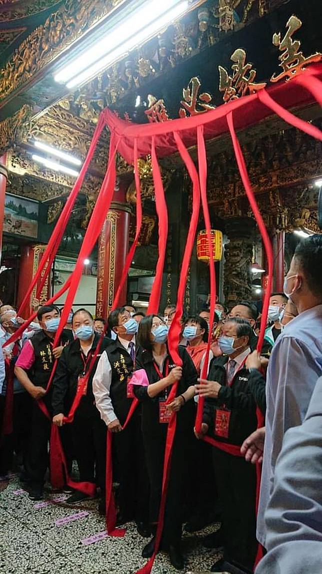 「粉紅色超跑」！　白沙屯媽祖北港進香起駕