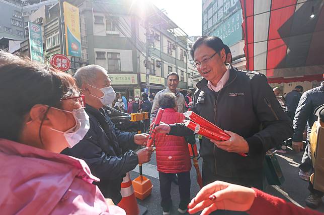 今年市府準備近6萬個福袋，數量有限送完為止。圖：民政局提供