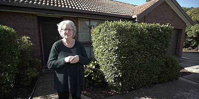 澳洲墨爾本75歲婦人簡賽納（Jane Sayner）收到房東強佩雷特（John Perrett）留給她的房子。