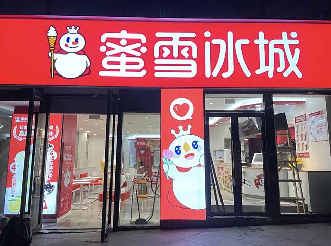 中國手搖市場面臨倒閉潮！過去一年內，高達19.7萬家手搖珍奶店關閉，包含知名品牌加盟店、直營店及獨立小店均受波及。（圖片來源：數位時代提供）