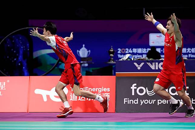 Liang Weikeng ® and Wang Chang of China celebrate after winning their doubles final against Muhammad Rian Ardianto and Fajar Alfian of Indonesia at the BWF Thomas Cup in Chengdu, southwest China's Sichuan Province, May 5, 2024. (Xinhua/Shen Bohan)