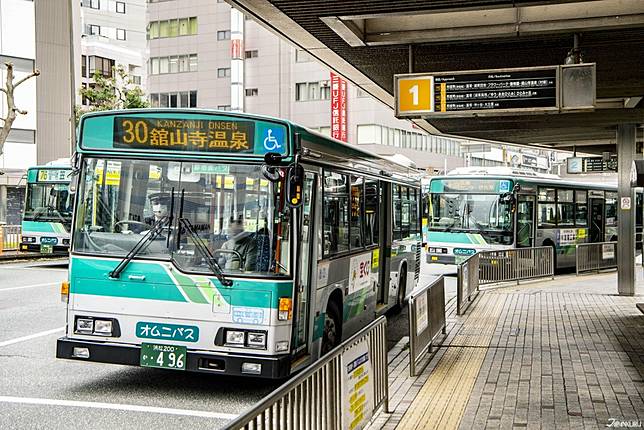 
<p>玩濱松有沒有什麼方便的交通套票呢？當然是有的啦！無論你是從名古屋的中部國際機場轉進濱松，或是從東京搭著新幹線過來，這裡都推薦大家：<b>濱名湖周遊券（Hamanako Rail Pass 2 Days / 3Days）</b></p><p>
</p><p>
<b>▶ 濱名湖周遊券的好用之處：</b></p><p>
</p><p>
1. 包含名古屋中部國際機場 → 濱名湖 e-wing 單程搭乘資格</p><p>
2. 濱松市區大眾交通運輸工具無限次搭乘（ 遠鐵電車、天龍濱名湖鐵道、遠鐵巴士、濱名湖遊覽船）</p><p>
3. 濱松各大景點優惠</p><p>
</p><p>
<b>▶ 詳細請上官網內介紹：<a href=