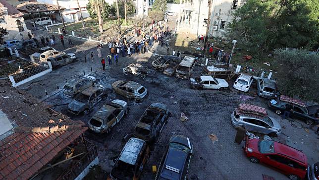 2023年10月18日，加薩市阿里醫院被炸隔天，停車場的情況。路透社