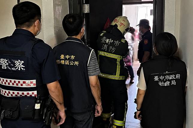 警消破門發現，夫妻已明顯死亡，女嬰仍一息尚存，緊急送醫並且由社會局安排協助安置。示意圖／AI生成