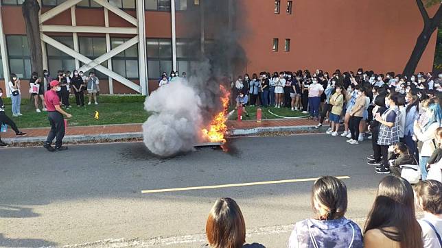 南市消防局九月起陸續於南市大專院校辦理防火宣導暨消防職人體驗活動，現場也指導學生以滅火器撲滅實火。(讀者提供)