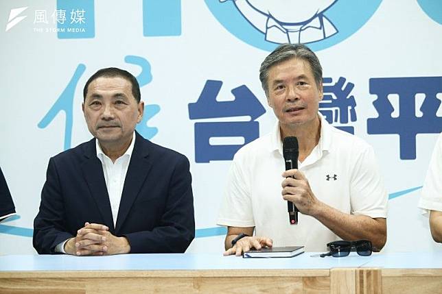 國民黨總統參選人侯友宜競選辦公室成立記者會，右為競選辦公室執行長金溥聰。（蔡親傑攝，資料照）