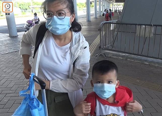 劉女士(左)指，較擔心香港疫情，寧返回內地。(黃雄攝)