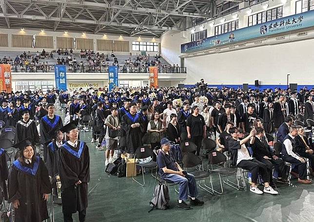 環球科技大學將於2024年7月31日正式退場，15日下 午舉辦最後一屆畢業典禮，畢業生出席踴躍，也帶著 家人一同參與。 中央社記者黃國芳攝 113年6月15日