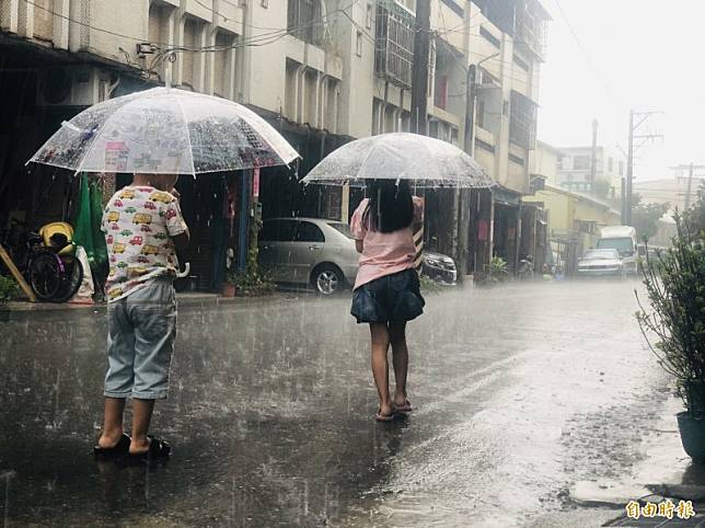 雲林西螺下午下起滂沱大雨，水利署發布淹水一級警戒區，提醒低窪地區、道路注意淹水。(記者黃淑莉攝)