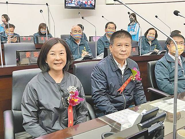 台南市正副議長賄選案10日上午再開準備庭，議長邱莉莉（左一）、副議長林志展（左二）等10名被告全都否認檢方起訴犯行。（本報資料照片）