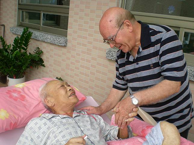 從義大利來台服務已經55年的呂若瑟神父(右)。   圖 : 翻攝自羅東聖母醫院