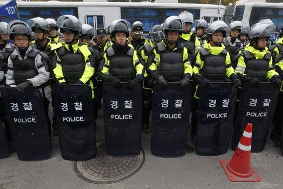 截至 14 日上午 9 時，警方在韓國全國範圍共抓獲 149 名「殺人預告」發文者，其中半數為 10 多歲的青少年。圖為韓國警察。 圖 : 翻攝自警察訓練網