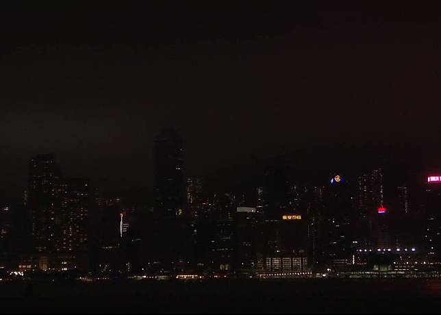 維港大廈準時熄燈，兩岸融入漆黑中。(WWF fb)
