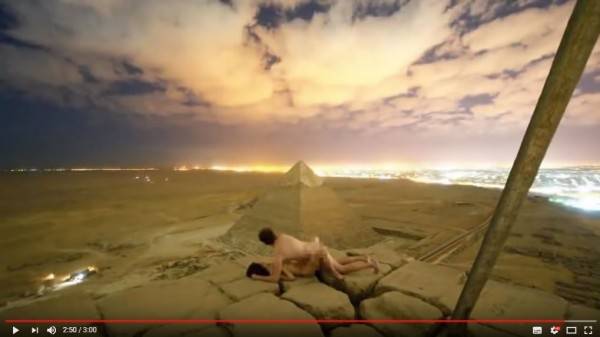 丹麥攝影師哈維德(Andreas Hvid)PO出在埃及吉薩金字塔群，他偷爬上金字塔，與一名女子打野戰的照片。(圖翻攝自YouTube「Open Mind」)