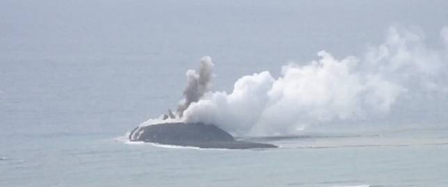 日本氣象廳火山部門分析師臼井裕二指出新島的地層非常易碎，很容易就會被海水沖走，若然島嶼由熔岩或火山岩等更堅固的物質形成，可能會存活更久 圖：日本海上自衛隊提供