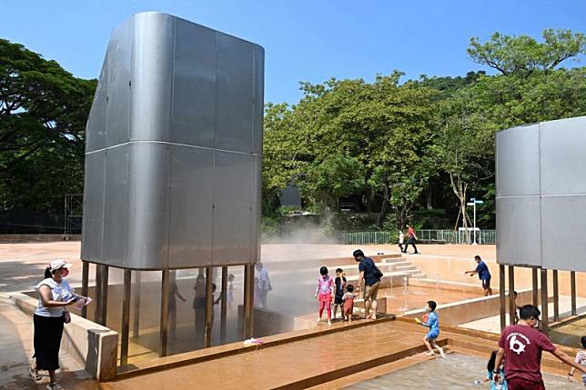 高雄市壽山動物園親水廣場歷經數月的改造，邀請近二十名孩童進行第一波試玩體驗。(圖/高雄市水利局提供)