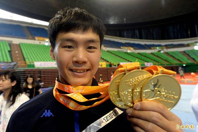唐嘉鴻一舉斬獲掃地板、單槓、雙槓、吊環金牌，以及日前助台北市奪成隊金牌，以5金成為本屆男子體操最大贏家。(記者林正堃攝)