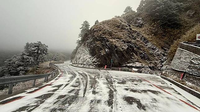 昆陽至小風口路段今早限加掛雪鏈通行。（圖／翻攝自中橫路況交通資訊站臉書）