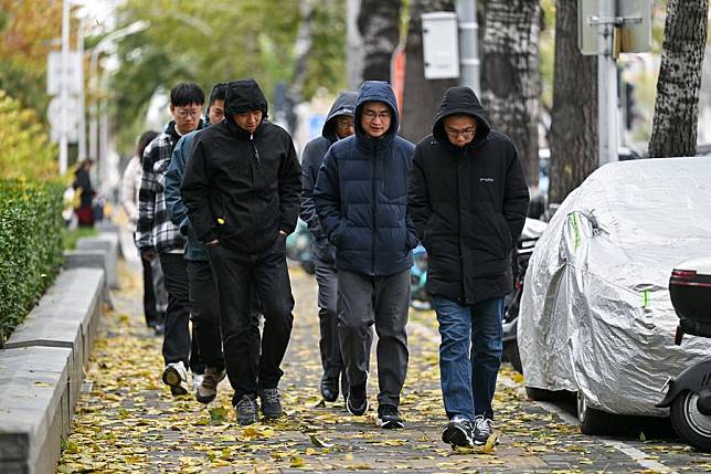 Pedestrians walk on a street in Beijing, capital of China, Nov. 25, 2024. (Xinhua/Li Xin)