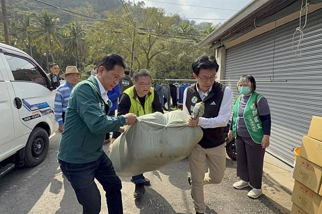 台南市楠西區因地震出現災損，民進黨立委郭國文（前右）、林俊憲（前左）募集物資，26日跑遍楠西7個里發放，盼能協助大家好好過春節。（郭國文服務處提供）中央社記者楊思瑞台南傳真114年1月26日