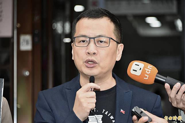 台北市議員羅智強(見圖)質疑今年公務人員高考三級試題將「1450」、「萊豬公投」入題，批評這是「民進黨正在招考東廠打手」。(資料照)