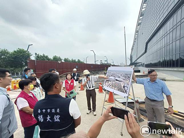 台中國際會展中心發生工人墜樓意外，圖為市議會今年6月前往視察工程進度的情形。 唐復年/攝