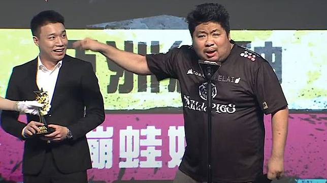 「亞洲統神」張嘉航（右）在領獎時飆罵頒獎人Toyz（左）。翻攝自「電子競技運動協會CTESA」YouTube