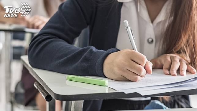 女高生學測考到一半突被老鼠爬上脖子。（示意圖，非當事人／shutterstock達志影像）