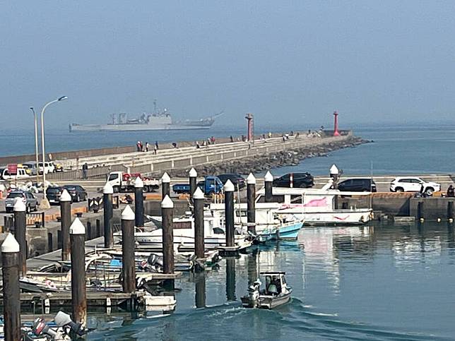 海軍151艦隊今明2日在桃園市竹圍海灘展開一連串兩棲部隊登陸試航訓練，海軍艦艇現蹤附近海域，吸引民眾駐足觀看。(讀者提供)
